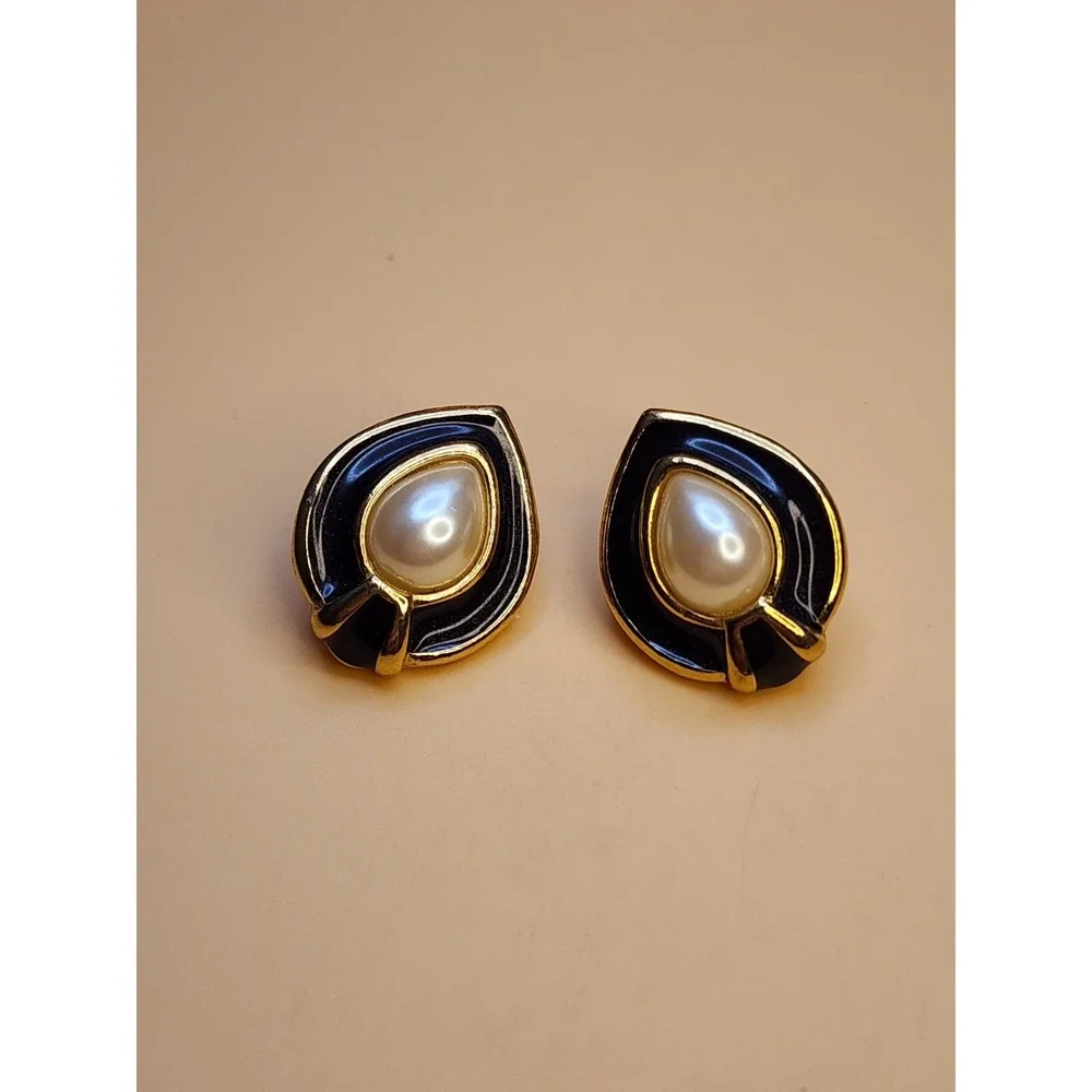 Vtg RICHELIEU Signed Retro Faux Pearl Black Enamel‎ Gold Tone Statement Earrings